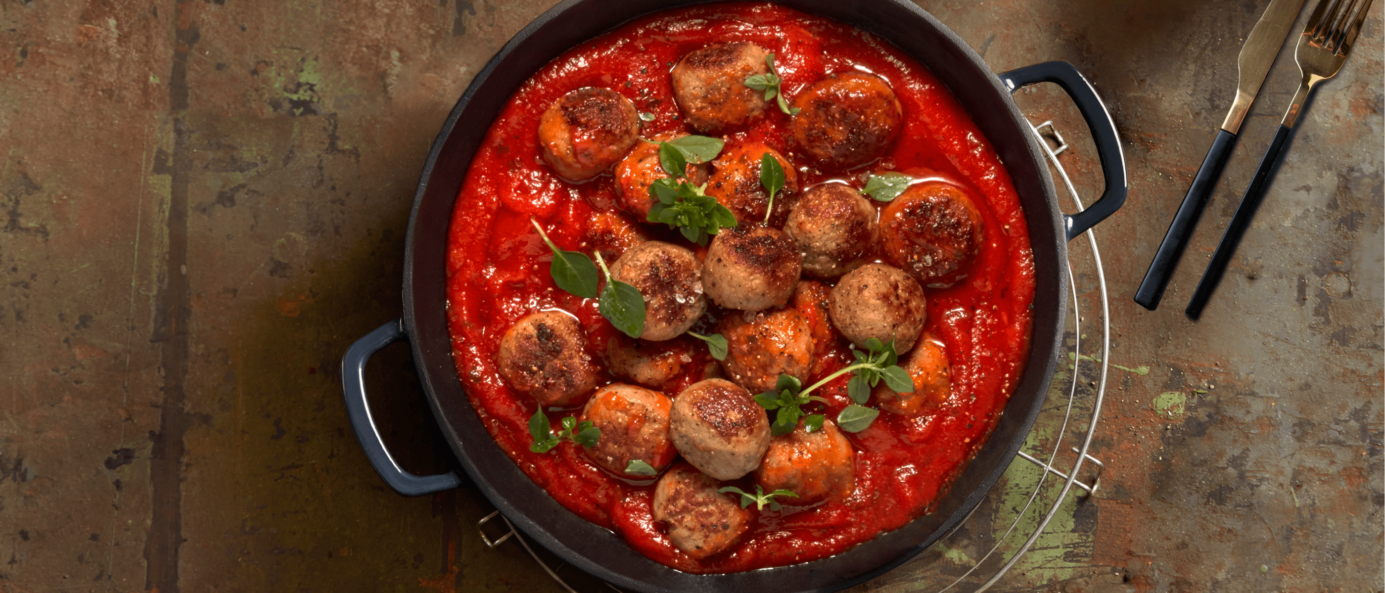 Bällchen in Tomatensauce mit Chicorée-Salat und Püree