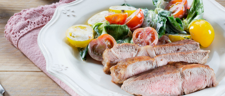 Halskotelett mit gebratenen Kartöffelchen, Feldsalat und Blackwell-Soße