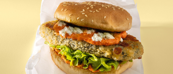 Hamburger mit vegetarischem Spinat-Käse-Burger