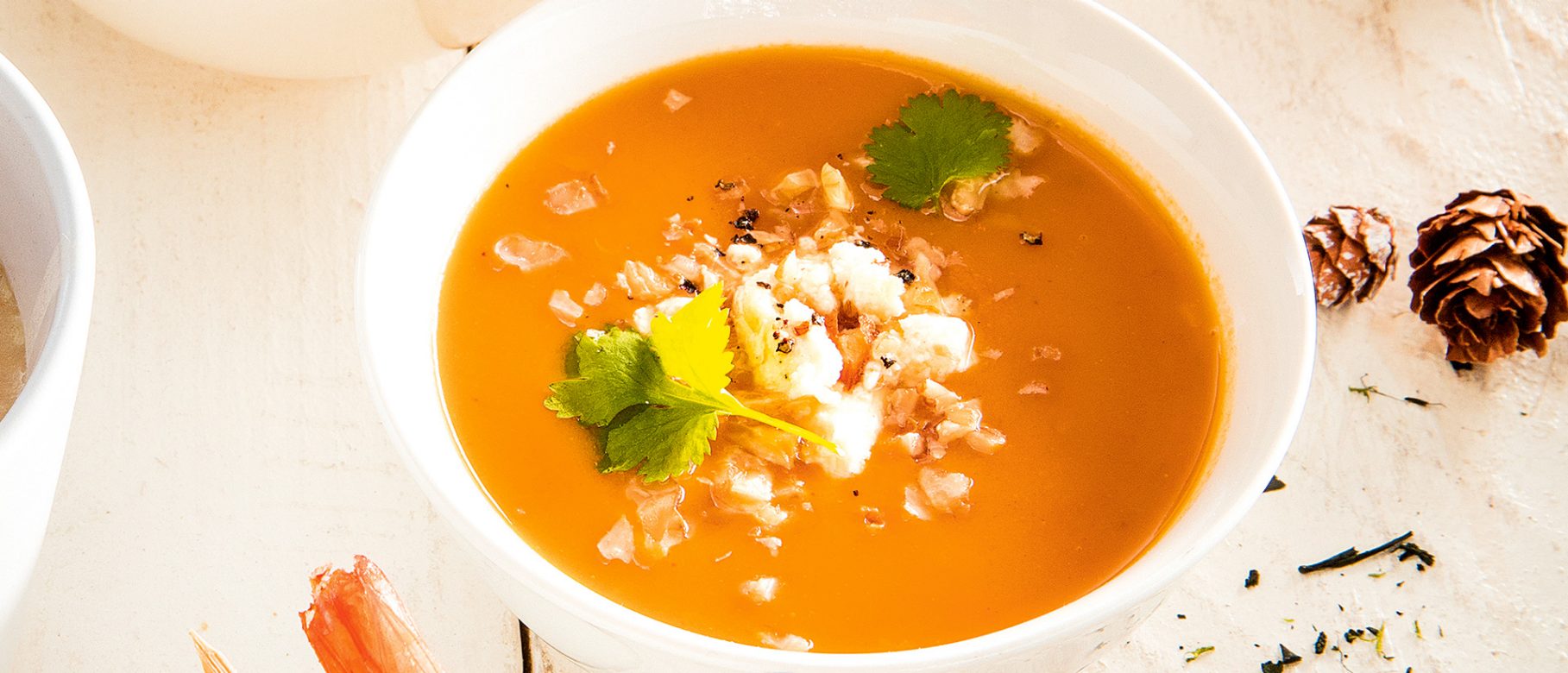Kürbiscremesuppe mit Feta, Walnüssen und Koriander
