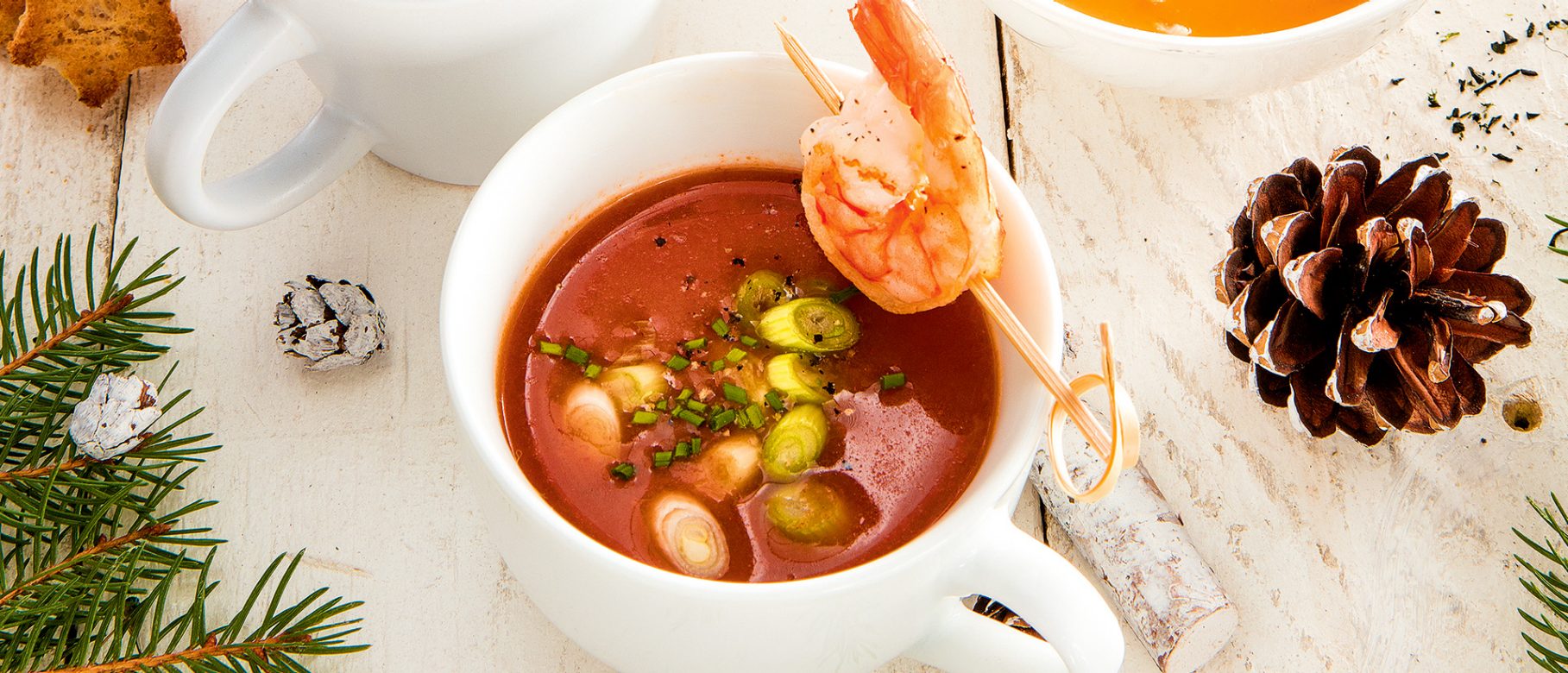 Garnelensuppe mit gebratenen Scampi und Frühlingszwiebeln