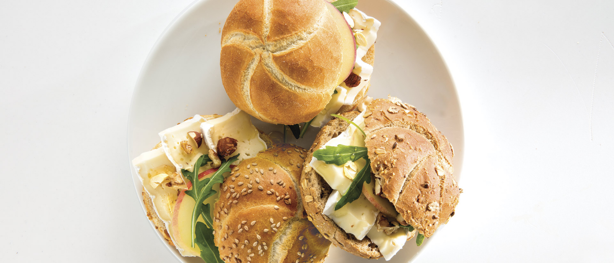 Kaiserbrötchen mit Brie, Apfel und Rucola