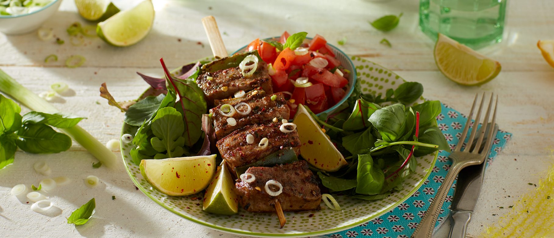 Gegrillter Thunfisch mit einer Salsa von Tomaten und Basilikum
