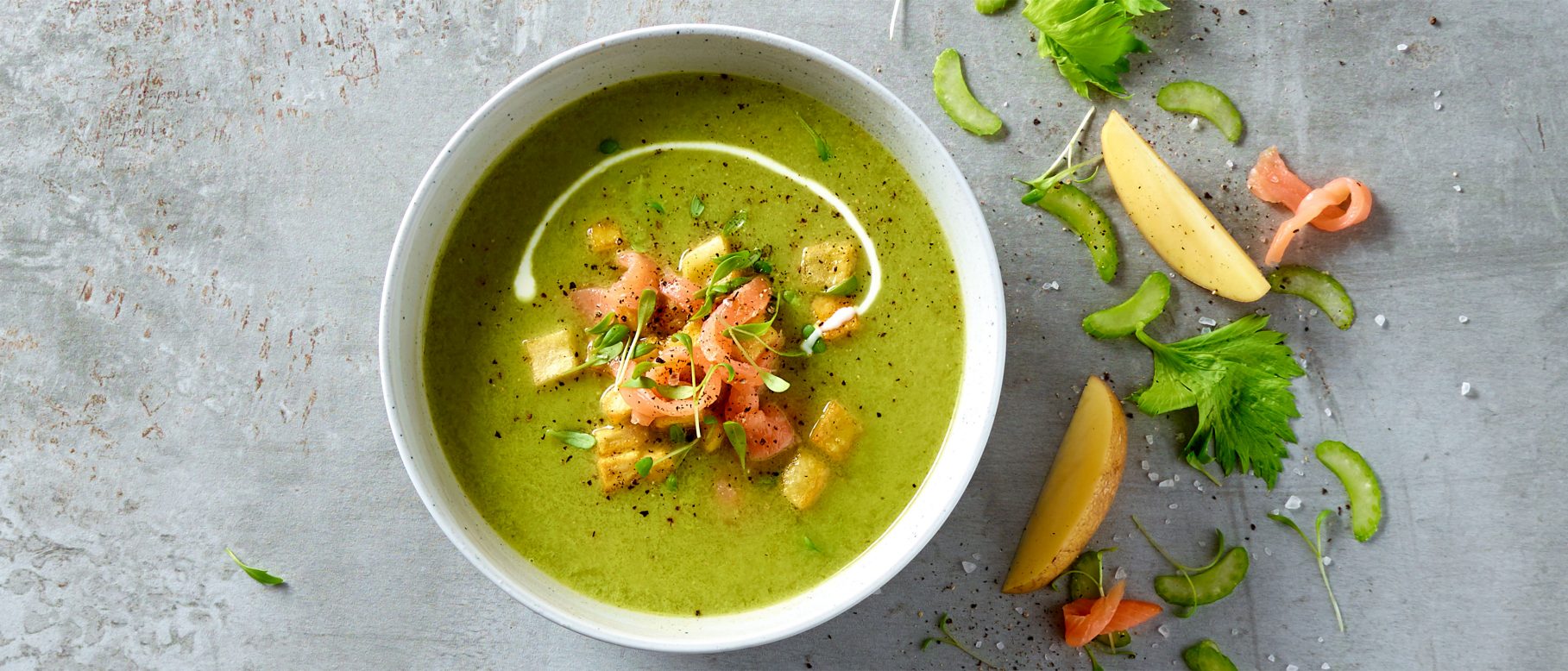 Gartenkressesuppe mit Kartoffelwürfeln und Räucherlachs