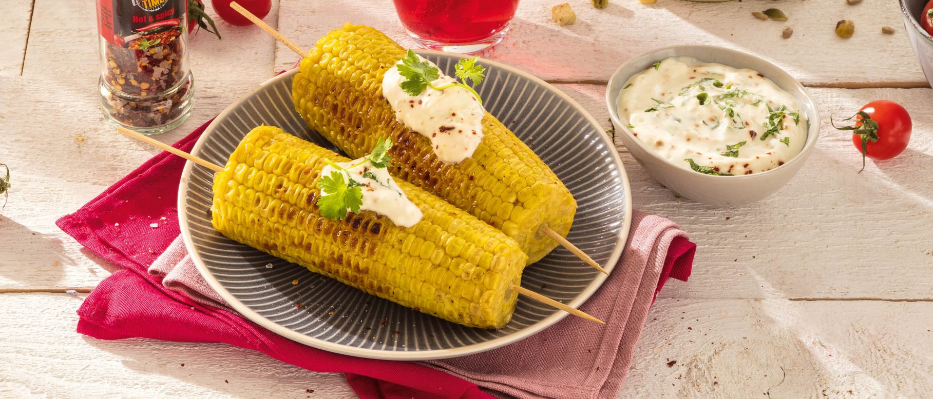 Gegrillter Maiskolben mit würzigem Dip