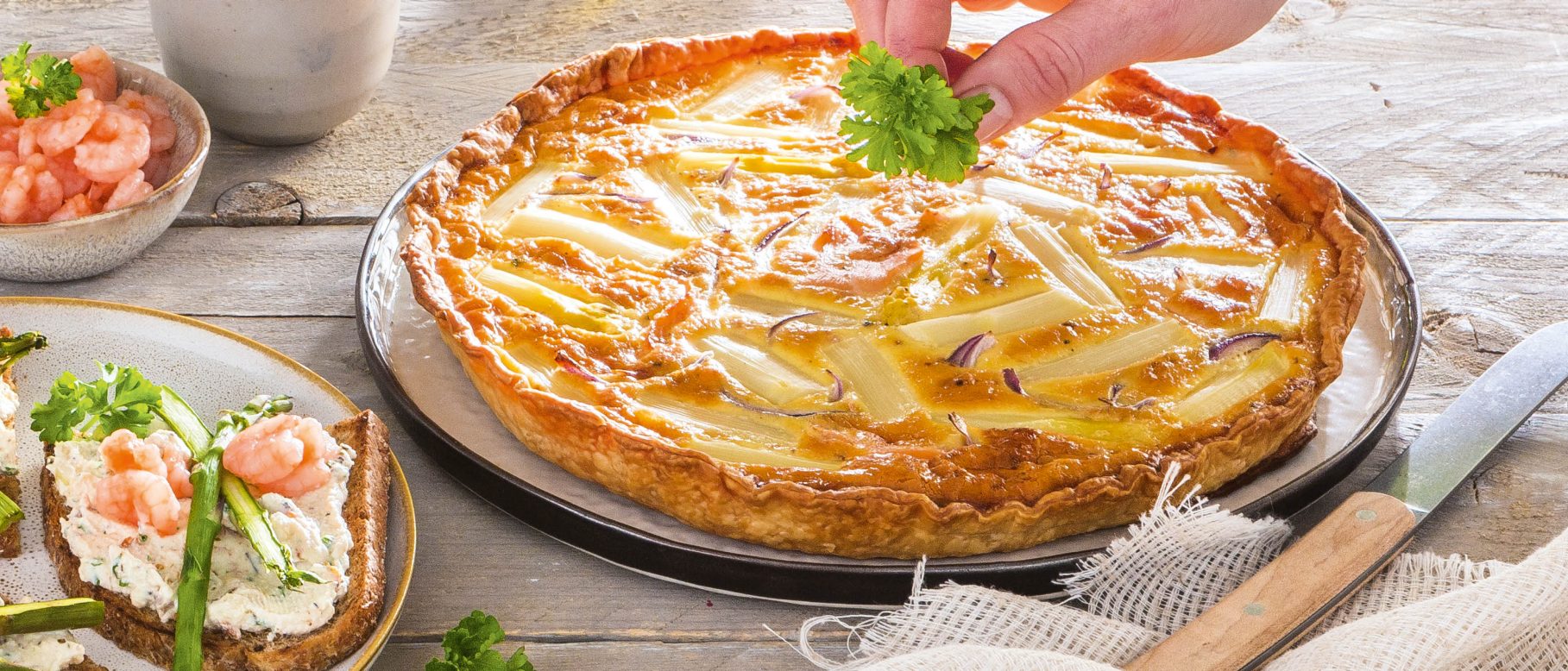 Quiche mit weißem Spargel, Räucherlachs und Garnelen